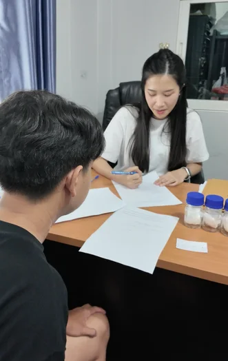 อาสาสมัครวิจัยกำลังตอบแบบสอบถาม