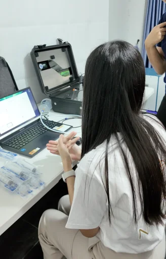 นักวิจัยกำลังวิเคราะห์ตัวอย่างด้วยจมูกอิเล็กทรอนิกส์